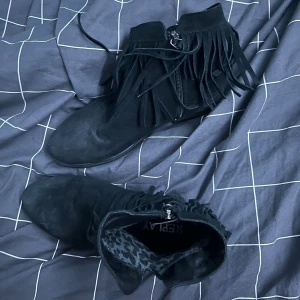 Fransade skor - Ett par svarta jättefina fransade skor  med leoparder mönster på insidan. De är i storlek 37 men passar Defenetivt 38🤩