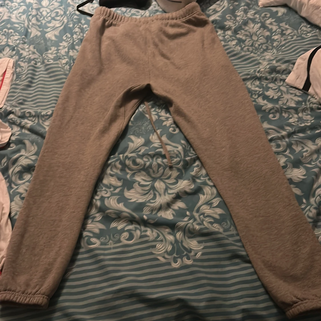 Grå Essentials mjukisbyxor - 1