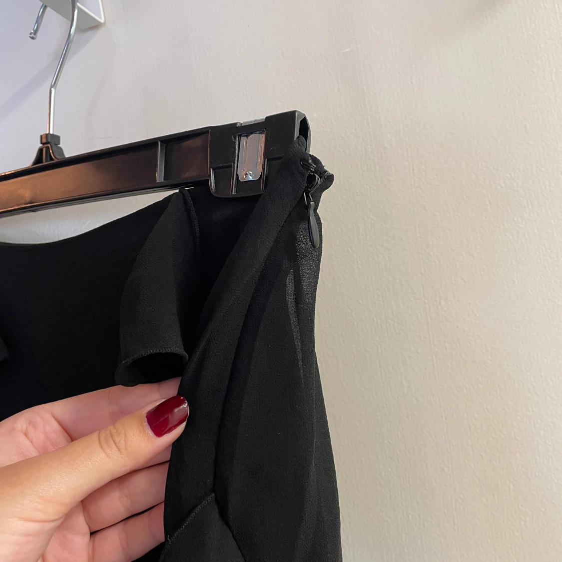 Lång svart volangkjol med slits *OANVÄND* - 3