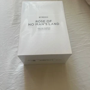 Byredo Rose of No Man's Land - Stilren och modern Eau de Parfum från Byredo. Volymen är 250 ml,