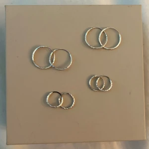 Hoops Silver - Hoops i 925 sterling silver, från Glitter. Endast ett par använda, behöver putsas upp lite. Annars helt nya!!