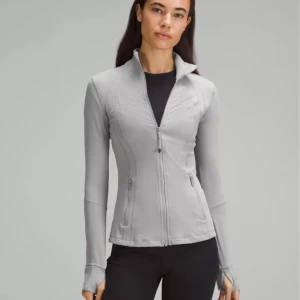 Ljusgrå Lululemon Define - Säljer min ljusgrå Lululemon define jacket i storlek 4. Endast använd fåtal gånger och jag har kvar prislappen! Kan även tänka mig att byta mot en define jacket i storlek 2, helst svart. 