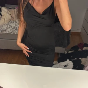 Svart långklänning med slits - Säljer en svart långklänning med slits i storlek xs