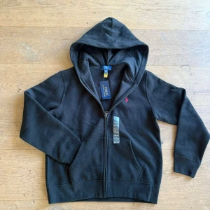 Svart hoodie från Polo Ralph Lauren - St 14-16