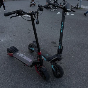 Zero 10X - Zero 10X elscooter med dubbla motorer, robust fjädring och sportig design. Passar för både stad och terräng. Synligt i gott skick med mindre bruksspår, inga större skador. Perfekt för dig som söker kraftfull och pålitlig elscooter med lång räckvidd på ungefär 130km