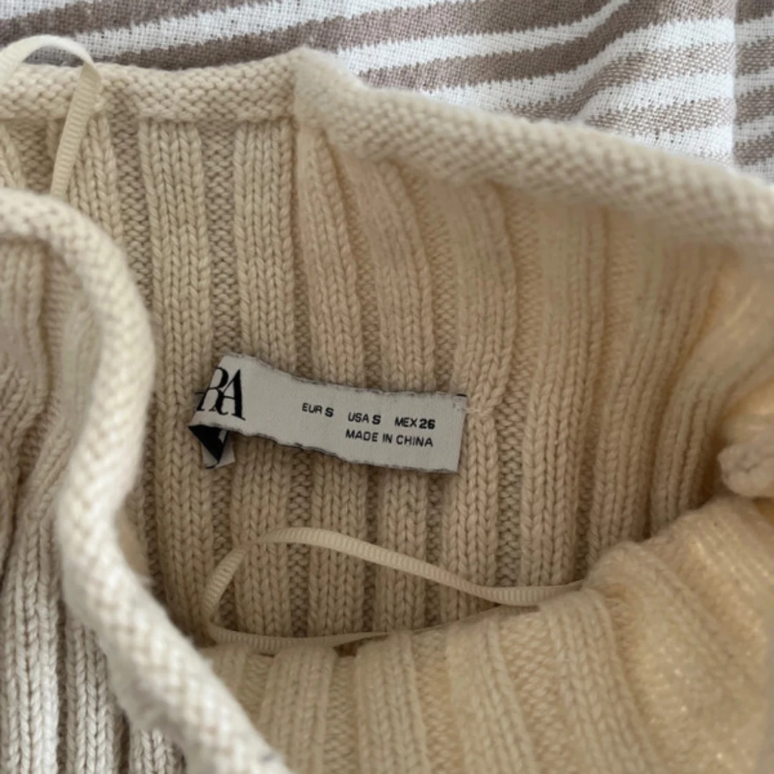 Randig ribbstickad halvpolotröja från Zara - 3