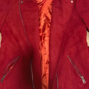 Röd mockajacka från Orcelly Fashion XL - Snygg röd mockajacka från Orcelly Fashion i storlek XL. Jackan har silvriga dragkedjor framtill och vid fickorna, samt ett mjukt, rött foder. Stilen är modern med raka linjer och detaljer i metall. Perfekt för dig som vill sticka ut med färg.