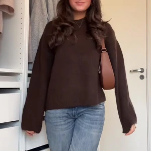 Stickad tröja  - En jätte fin brun stickad tröja från gina tricot. Den är använd ett fåtal gånger och är i jätte bra skick. Tröjan går att styla med det mesta och passar perfekt nu inför höst.🍁