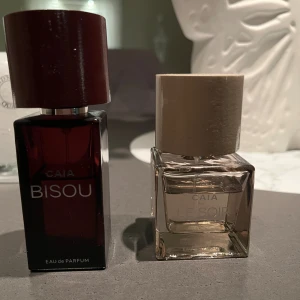 CAIA Bisou & Le Soir parfymset - Två stilrena Eau de Parfum från CAIA: Bisou och Le Soir. Perfekta för dig som vill ha något unikt i parfymhyllan. Snygga flaskor som passar in, 50ml OBS!!! le soir såld 
