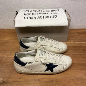 Golden Goose - Tja, säljer dessa Golden Goose skorna i storlek 42 passar 43, mycket fint skick 9/10, box dustbag medföljer vid köp, hör av er vid funderingar 