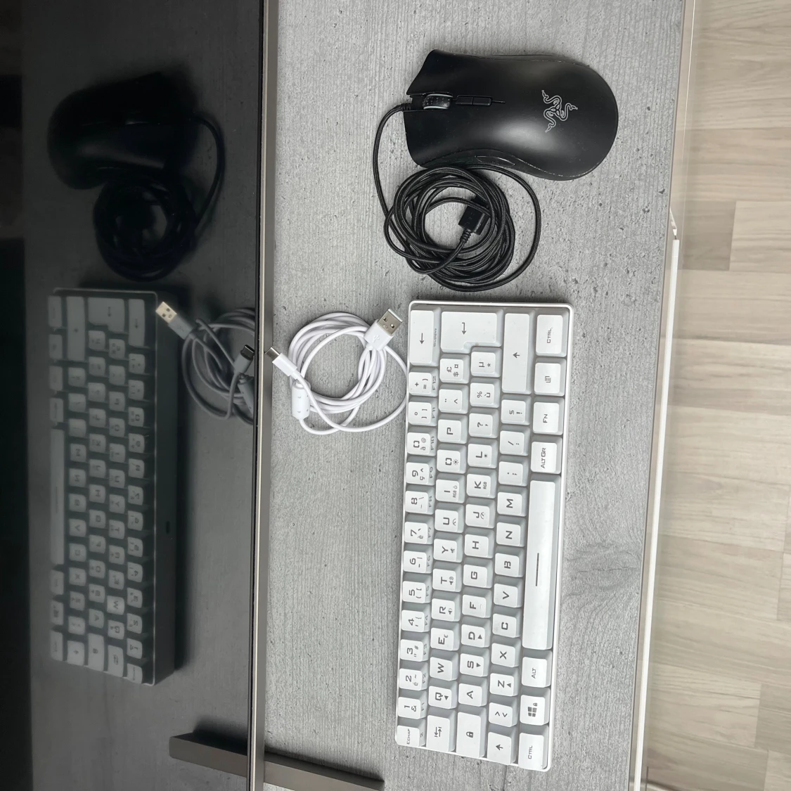 Xbox One S 1TB med två handkontroller och LED tangentbord med mus - 2