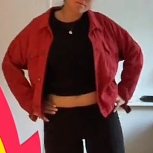 Röd croppad jeansjacka från MPD - Snygg röd jeansjacka från MPD med croppad passform och klassisk krage. Jackan har bröstfickor med knappar och långa ärmar. Perfekt för dig som vill sticka ut med en färgstark look. Stängs med knappar framtill.