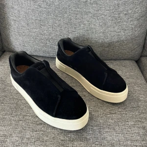 Eytys skor  - Tjena, säljer ett par splitter nya eytys skor. Helt oanvända och Inga skador på dom. Jag säljer dom pågrund av storleken och gick inte att lämna tillbaka dom, box ingår. Köpte dom för 2050kr, Pris går att diskutera.