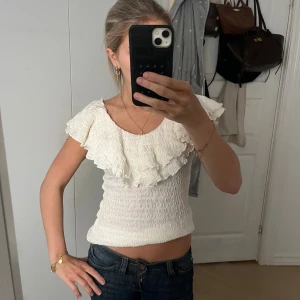 Volang topp  - Super fin topp från Lindex!! Går att ha den som i både bild 1 och två. Den är aldrig använd och då i helt nytt skick🙌🏼💖