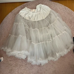 Hells bunny kjol - Sjukt cool! Köpt second hand för några år sedan. Aldrig använd av mig, vet inte hur använd den är men hittar inga skavanker! Supercool som kjol eller underkjol. Gissar storlek L-XXL