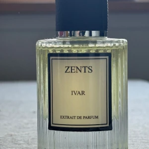 Zents Ivar Extrait de Parfum 50ml - Upptäck Zents Ivar – en exklusiv extrait de parfum som ger en lyxig känsla till din stil. Perfekt för dig som vill sticka ut med något unikt och elegant.