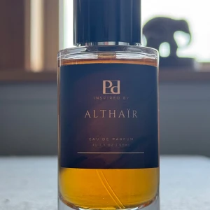 Perfume drops 50ml - Trendig Eau de Parfum inspirerad av Althaïr. Flaskan innehåller 50 ml och passar perfekt för dig som vill sticka ut med en unik doft. Snygg och stilren design – perfekt till din samling.