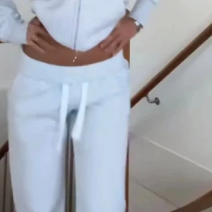 Russemerch mjukisbyxor - Snygga ljusgrå mjukisbyxor med låg midja från russemerch. Nypris 499kr💖