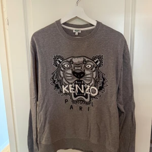 Grå Kenzo sweatshirt med tigertryck - Säljer en grå sweatshirt från Kenzo. Storlek M men passar bäst för S.