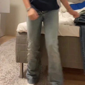 Low waist bootcut jeans  - Säljer dessa assnygga Lågmidjade bootcut jeans, då de är försmå! 🤍🤍Jättebra skick, inga hål, fläckar eller liknande vad jag har sett! 🪽⭐️ Jag är 160 cm för referens! 🥂🎱Tror de är från mango, men de är köpta på 00’ talet tror jag, så de finns inte kvar!🩷 Hör av dig vid minsta fundering! 💕💕
