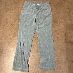 Juicy Couture byxor  - Har endast testat precis som nyskick inga fel. Tycker att dom sitter tight för att vara en L, så skulle nog säga att M är mera rimligt ☺️