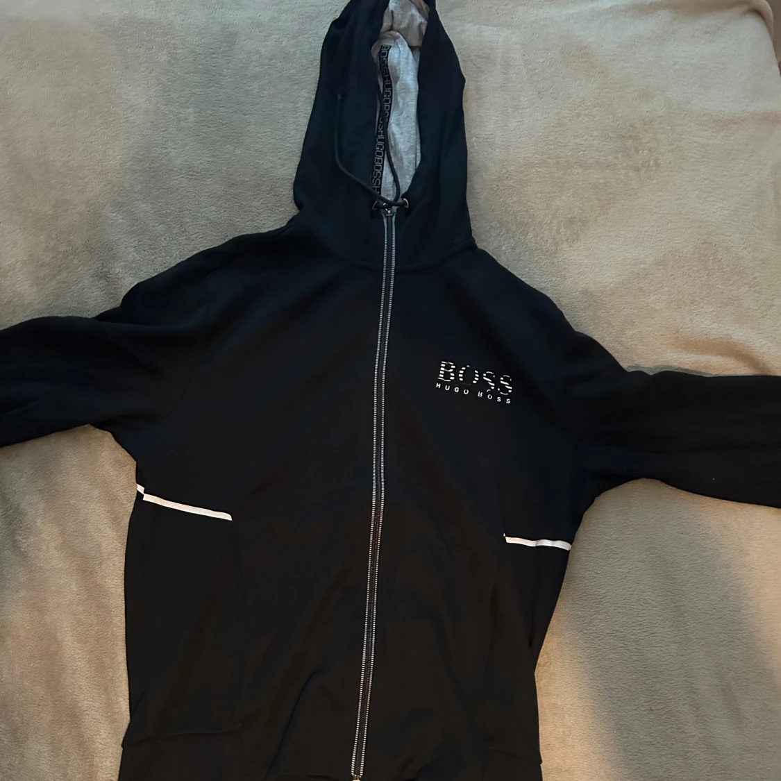 Svart hoodie från Hugo Boss med dragkedja