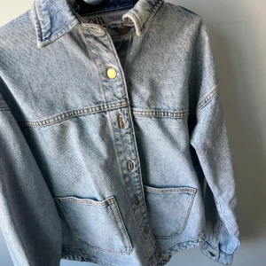 Ljusblå jeansjacka från Zara XS - Trendiga Zara jeansjackan i storlek Xs knappt använd!💘