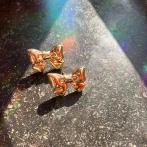 Sthlmstil guldiga örhängen  - Sthmstil örhängen som liknar rosetter, cirka 2 cm. 