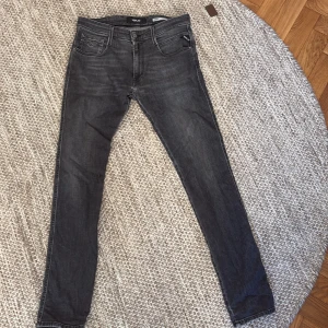 Replay svarta skinny jeans - Snygga svarta skinny jeans från Replay med klassisk femficksdesign och diskreta slitningar. Jeansen har smal passform och normal midja, perfekta till sneakers eller boots. Materialet är stretchigt för extra komfort.