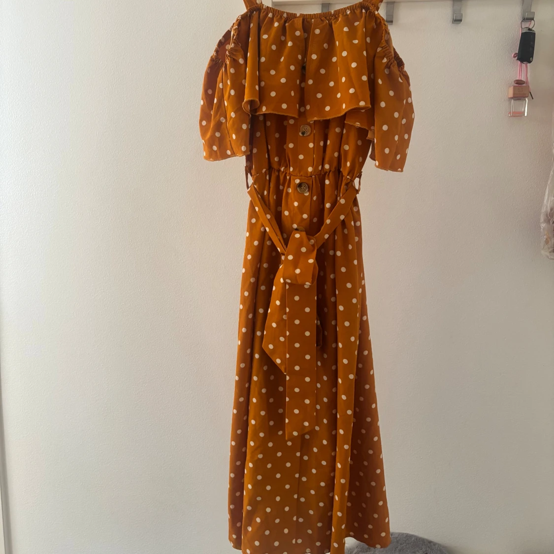 Prickig orange långklänning med volang - 1