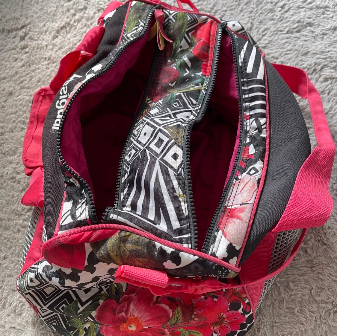 Färgstark träningsväska från Desigual - 2