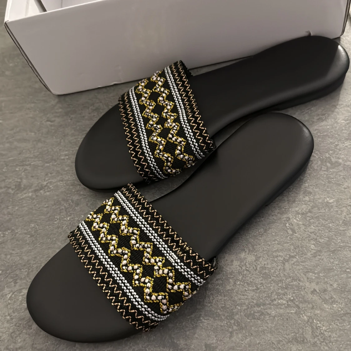 Två par svarta sandaler med mönster - 1