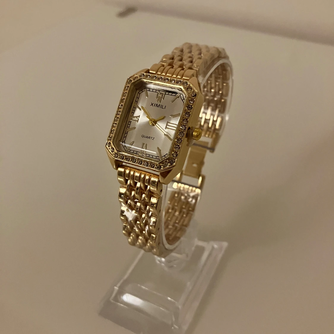 Guldig klocka från XIMILI med stenar