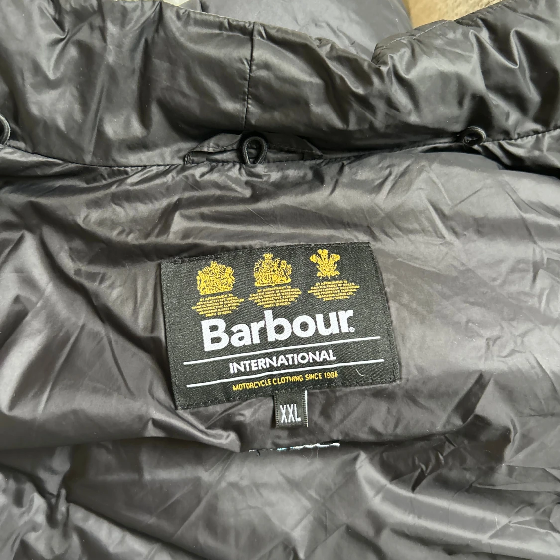 Svart pufferjacka från Barbour - 3