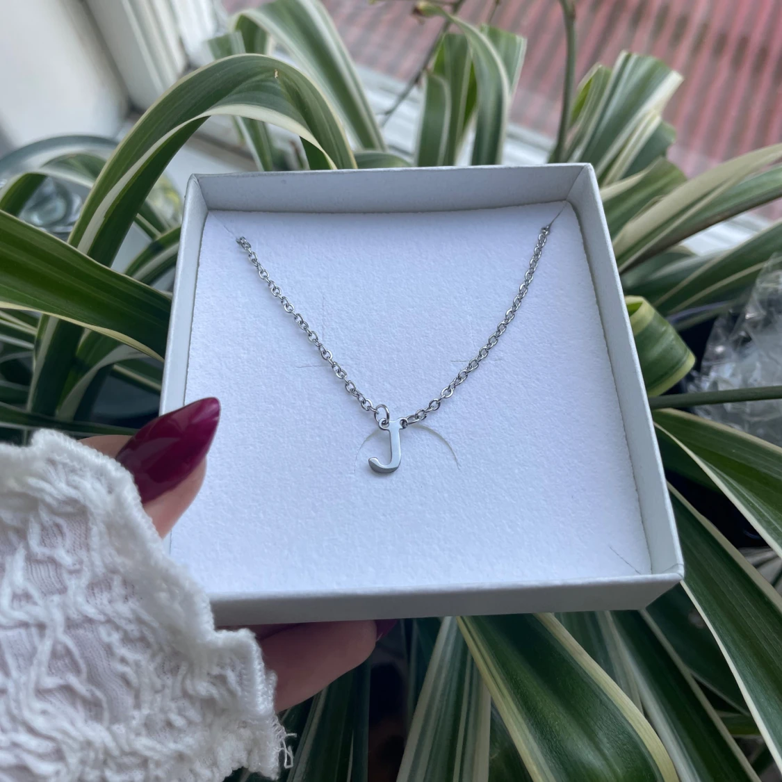 Silverhalsband med bokstaven J