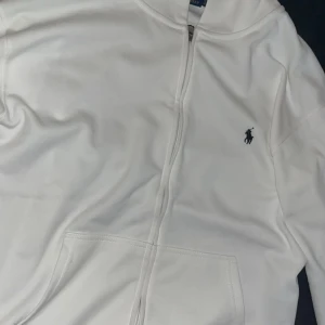 Ralph Lauren tröja - Oanvänd. Pris går att diskuteras. Storlek M/L. Längd: 170-179cm