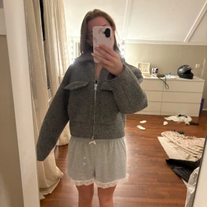 Zara jacka - Säljer då den har blivit förliten, inga defekter( gamla bilder)
