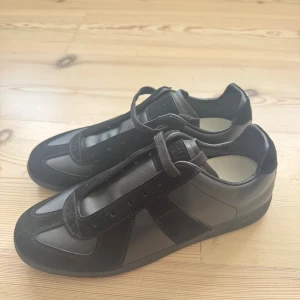 Maison marigela gats  - Skor från marigela - helsvarta - storlek 43, men passar även 42 - nytt skick! Skriv vid minsta fråga. 🙏