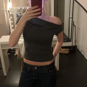 Topp - Snygg mörkgrå topp med detaljer upp till använd fåtal tal gånger💗