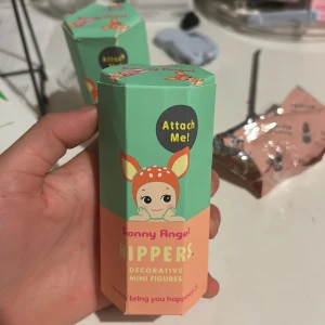 Sonny Angel Hippers Decorative Mini Figures - Sonny Angel Hippers är dekorativa mini-figurer som kan fästas på olika ytor. Söt design med djurtema, perfekt som samlarobjekt eller present. Produkten är i mycket gott skick, förpackning och figur är knappt använda.