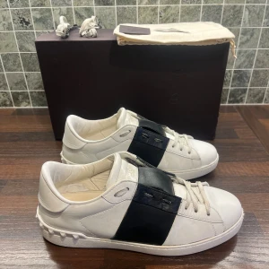 Valentino open sneaker  -  Skick: 7,5 - Färg: Svart och vit - Vad ingår: Box, dustbag, 2 extrasnören och ett kuvert - Nypris: 7280 - Mitt pris: 2700 || Lagad precis hos skomakare || Priset är diskuterbart || Perfekt nu inför hösten🍁🍂|| Dessa sitter perfekt för mig som har storlek 42🙌||