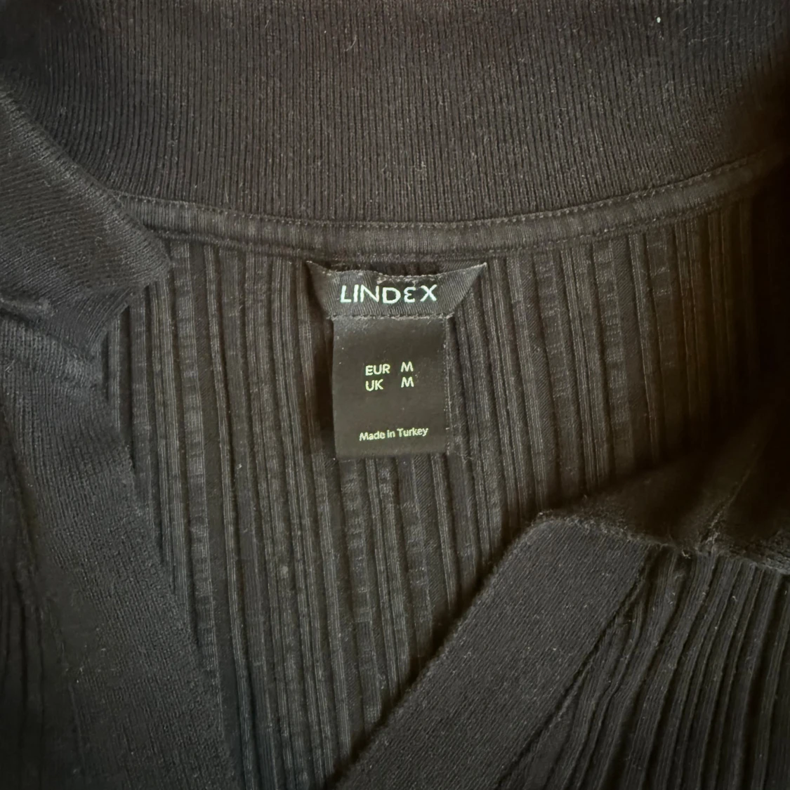 Svart ribbad topp från Lindex - 1