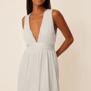 Glittrig silver kortklänning med v-ringning - Glittrig klänning från NAKDxLovisa Wallin. Storlek L. Oanvänd med lappar