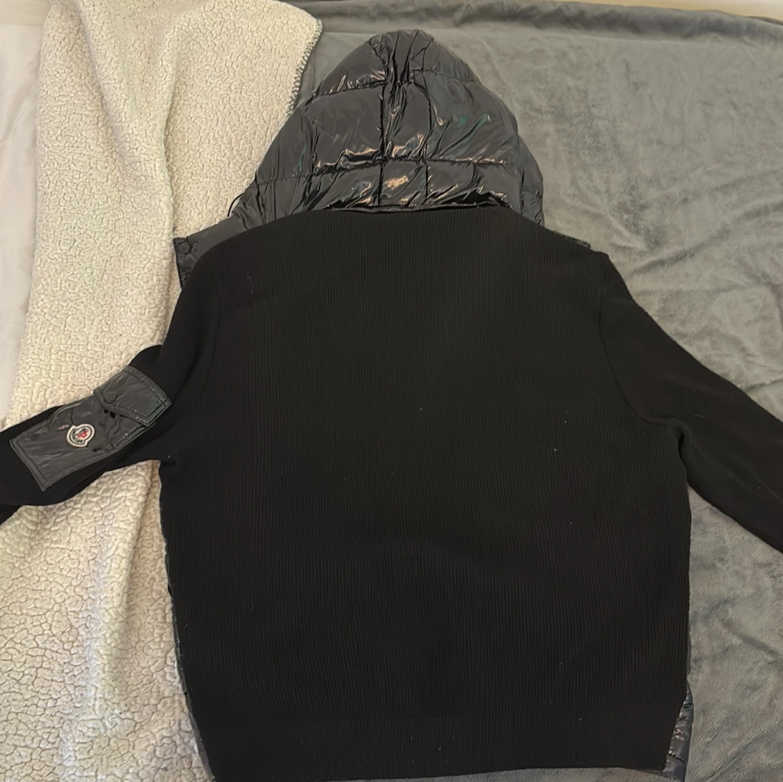 Svart dunväst med huva från Moncler - 1