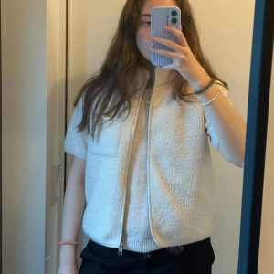 Beige fleeceväst med dragkedja - Mysig beige fleeceväst från Pieces. Materialet är mjukt och skönt.