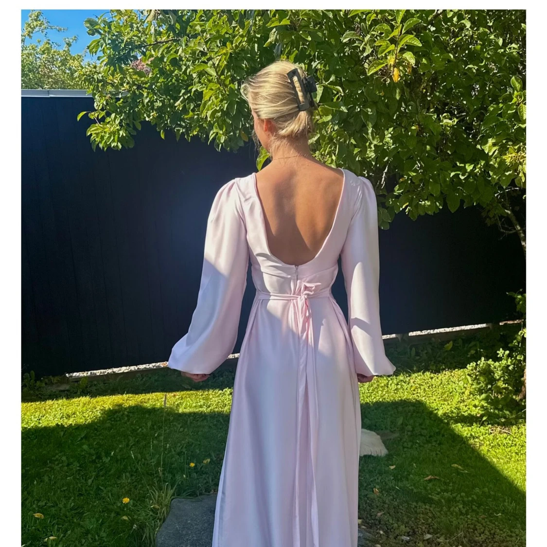 Ljusrosa långklänning med v-ringning - 1