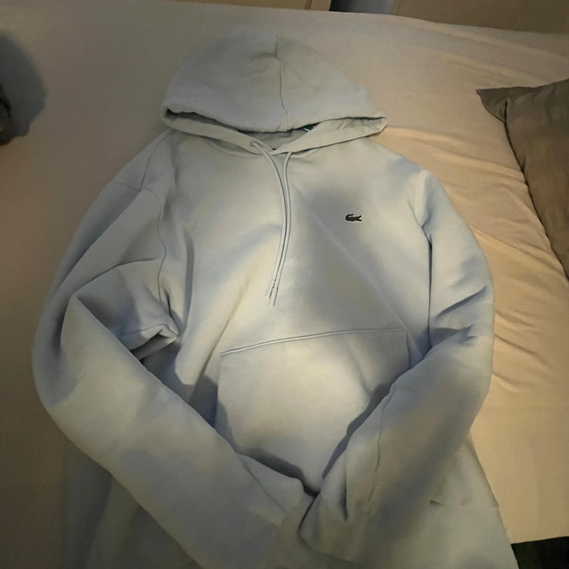 Ljusblå hoodie från Lacoste