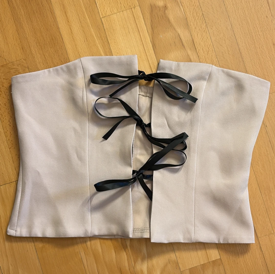 Beige korsettopp med snörning