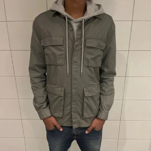 Overshirt jacka  - 🌟Säljer nu min riktigt feta overshirt. 10/10 skick. Använd väldigt fåtal gånger. Den sitter slim fit och passar dug som är 182- 187cm lång. Perfekt nu för hösten. Bara o skriva om du har frågor🌟