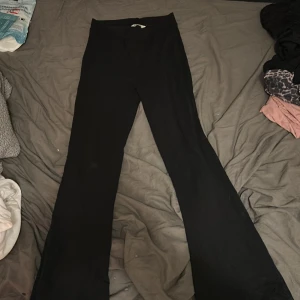 Byxa från Cubus  - Svarta byxor i storlek 146, har använts men inget har gått sönder, väldigt fina basic byxor för vardagen!